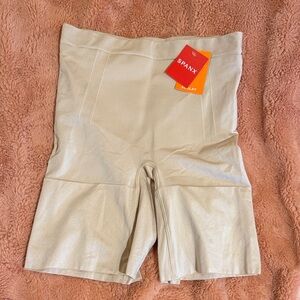 SPANX Mid Thigh Short. NWT
